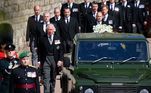 Membros da família real seguem o caixão do príncipe Philip durante procissão fúnebre