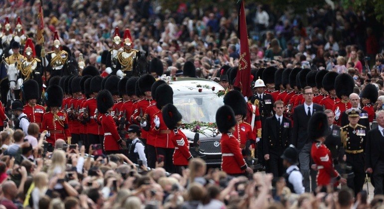 Carro com o caixão da rainha Elizabeth 2ª chega ao Castelo de Windsor 