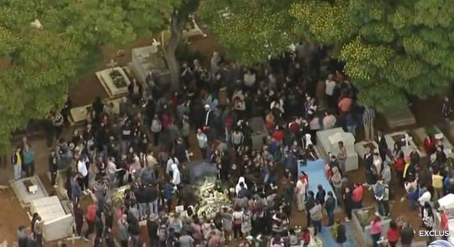 Cerca de 400 pessoas compareceram no enterro da jovem em Mogi das Cruzes