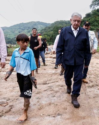 Após passar por Acapulco, o furacão se desintegrou no território montanhoso do sudoeste mexicano. Acima, o presidente Manuel Obrador caminha com moradores da região