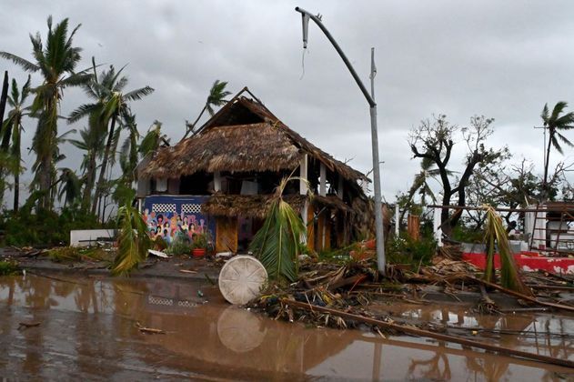 Otis tocou a terra como furacão de categoria 5, a mais destrutiva na escala de intensidade Saffir-Simpson, deixando o balneário isolado. O aeroporto de Acapulco ficou inundado e com sinais de destruição no telhado e nas janelas, segundo imagens de TV