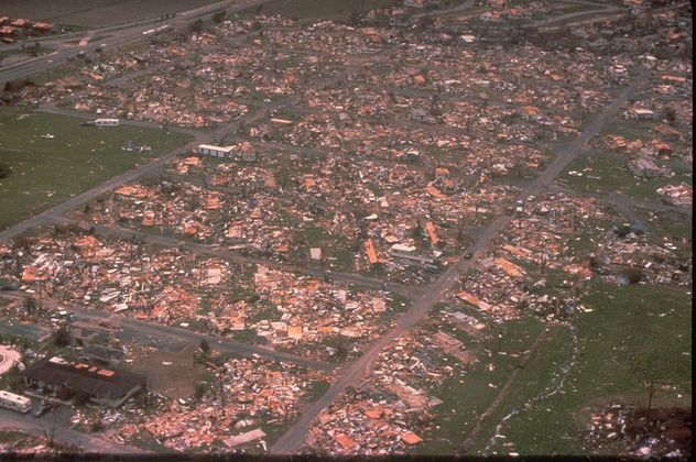 O último que aparece na lista é o Andrew, que chegou ao sul da Flórida em agosto de 1992 como um furacão de categoria 5. O fenômeno ocasionou devastação significativa em áreas como Homestead e Miami. O saldo da tragédia foi de 65 mortos, 63.500 casas destruídas e 124.000 outras danificadas