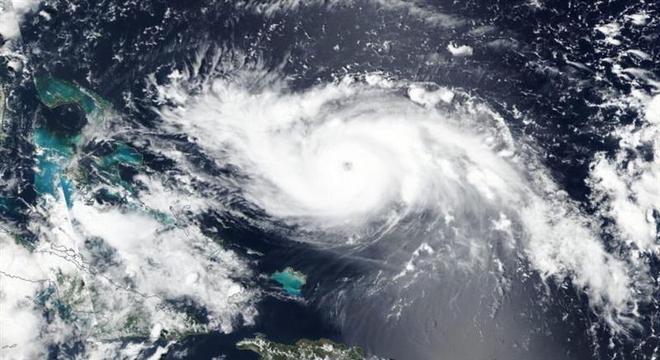 Imagem de satélite mostra o furacão Dorian já se aproximando das Bahamas
