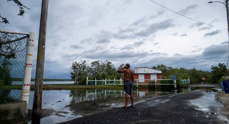 População de Porto Rico se prepara para chegada do furacão Fiona
