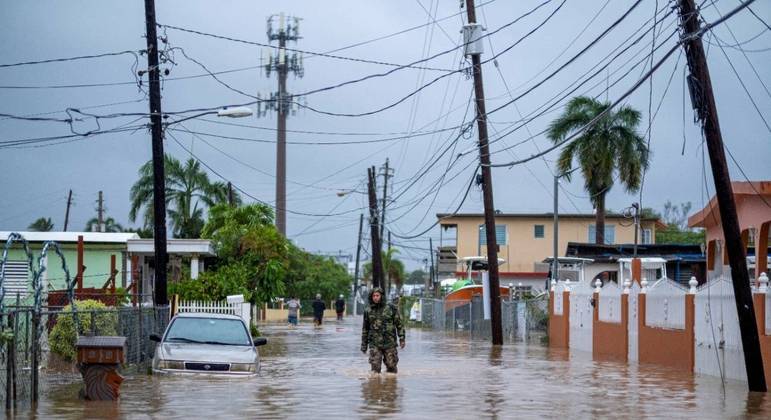 Membro da Guarda Nacional de Porto Rico trabalha após passagem do furacão Fiona