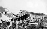 No topo da lista, está o furacão Galveston, que acometeu Galveston, no Texas, e os arredores da cidade, no fim de agosto de 1990. Este furacão foi o mais terrível desastre natural da história dos Estados Unidos, e o quarto furacão mais mortal do Atlântico. O fenômeno deixou 8.000 mortos, destruiu 3.636 casas e deixou 10 mil pessoas desabrigadas, de uma população total de cerca de 38 mil