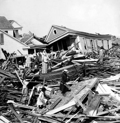 No topo da lista, está o furacão Galveston, que acometeu Galveston, no Texas, e os arredores da cidade, no final de agosto de 1990. Este furacão foi o mais terrível desastre natural da história dos Estados Unidos, e o quarto furacão mais mortal do Atlântico. O fenômeno deixou 8.000 mortos, destruiu 3.636 casas e deixou 10.000 pessoas desabrigadas, de uma população total de cerca de 38.000
