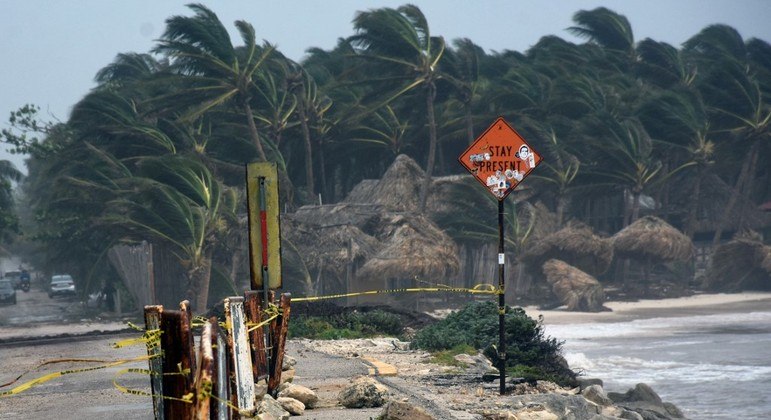 El huracán Grace gana fuerza a medida que avanza por la costa de México – Noticias