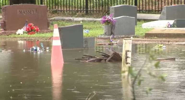Furacão Ian deixou caixões expostos em cemitério na Flórida