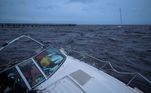 Barco parcialmente submerso em Punta Gorda, na manhã desta quinta, após a passagem do furacão pela Flórida
