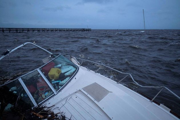 Barco parcialmente submerso em Punta Gorda, na manhã desta quinta, após a passagem do furacão pela Flórida