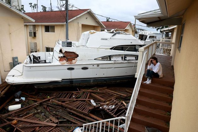 Ventania do furacão Ian jogou barco no apartamento desta moradora de Fort Myers (Flórida)