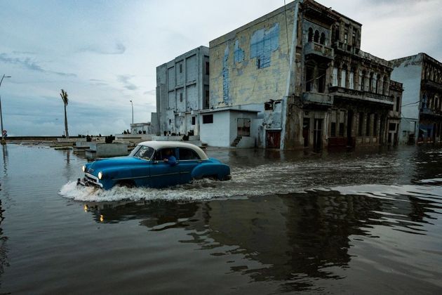 Antes de chegar à Flórida, o furacão Ian já havia provocado destruição e inundação em Cuba, também na quarta-feira (28). Na foto, carro circula em enchente na cidade de Havana, capital cubana