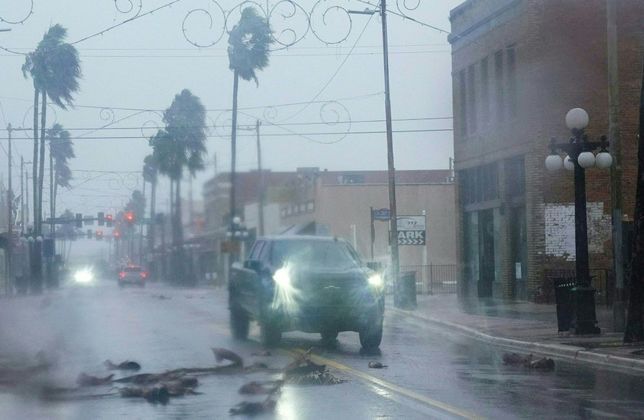 Caminhonete circula numa rua da cidade de Tampa, na Flórida, entre destroços e grande ventania. Nesta quinta-feira (29), o furacão deve seguir pelo interior dos Estados Unidos e pode afetar os estados americanos da Geórgia e da Carolina do Sul. Cerca de 2 milhões de residências estão sem energia elétrica na Flórida