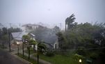 Nesta quarta (28), vento e chuva provocados pelo furacão Ian atingiram fortemente a cidade de Punta Gorda (Flórida)