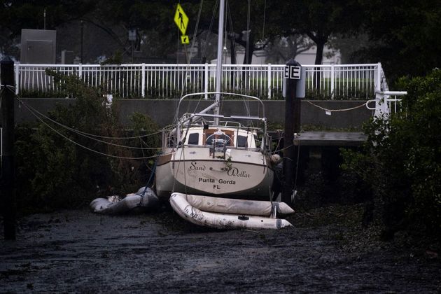 Outro barco arrastado pelos ventos na Flórida na tarde desta quarta (28)