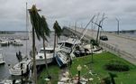 Barcos foram empurrados para fora da água em Fort Myers, na Flórida. O furacão provocou grandes inundações locais, segundo o Centro Nacional de Furacões (NHC). A intensidade dos ventos caiu durante a noite, para 120 km/h, e o furacão foi rebaixado para a categoria 1