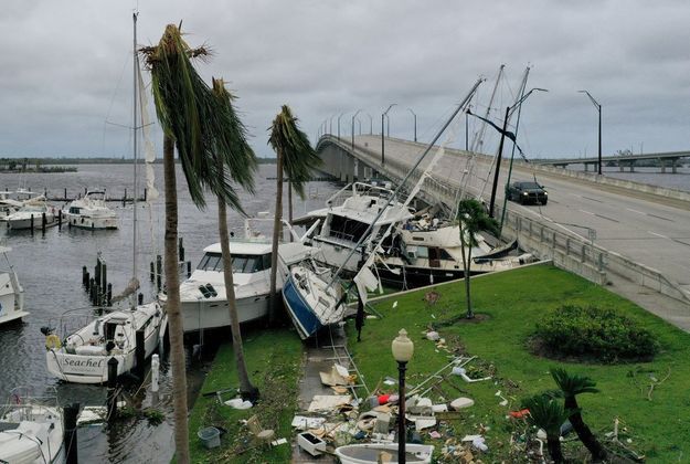 Barcos foram empurrados para fora da água em Fort Myers, na Flórida. O furacão provocou grandes inundações locais, segundo o Centro Nacional de Furacões (NHC). A intensidade dos ventos caiu durante a noite, para 120 km/h, e o furacão foi rebaixado para a categoria 1