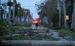 Na tarde e noite desta quarta-feira (28), o furacão Ian atingiu fortemente a Flórida, nos Estados Unidos. Apesar de ter perdido intensidade, a tempestade provocou chuvas torrenciais e ventos potentes de 185 km/h (com rajadas de até 240 km/h), o que gerou inundações 'catastróficas' e corte de energia elétrica na região, segundo autoridades locais. A Guarda Costeira procurava 20 migrantes desaparecidos após um naufrágio ao sul da rota do furacão. Três pessoas foram resgatadas e quatro conseguiram nadar até a costa. Na foto, desta quinta (29), homem anda entre destroços causados pelos ventos na cidade de Punta Gorda (Flórida)