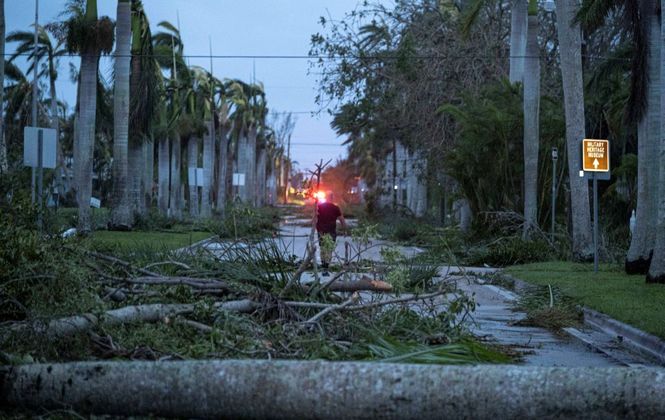 Na tarde e noite desta quarta-feira (28), o furacão Ian atingiu fortemente a Flórida, nos Estados Unidos. Apesar de ter perdido intensidade, a tempestade provocou chuvas torrenciais e ventos potentes de 185 km/h (com rajadas de até 240 km/h), o que gerou inundações 
