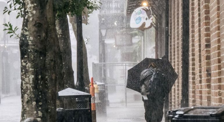 Morador do estado da Louisiana, que está na rota do furacão Ida, enfrenta chuva e vento neste domingo