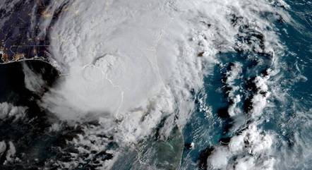 Furacão Idália toca o solo na Flórida e causa fortes ventos e tempestades no estado americano