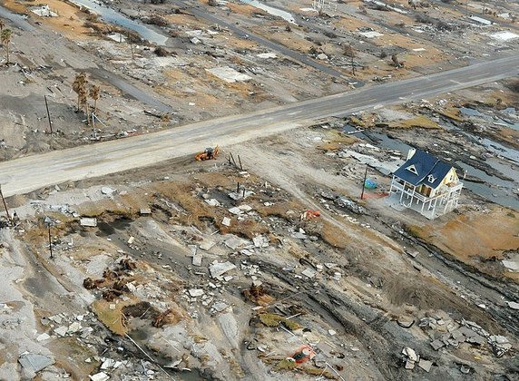 Outro furacão que aparece na lista é o Ike, que atingiu sobretudo o estado do Texas em setembro de 2008. O fenômeno percorreu um caminho semelhante ao Galveston, em 1990, e causou grandes estragos na infraestrutura e agricultura por onde passou. Ao todo, 103 pessoas morreram em decorrência da tragédia