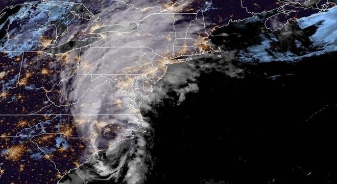 Imagem de satélite mostra chegada do furacão Isaias à Carolina do Norte
