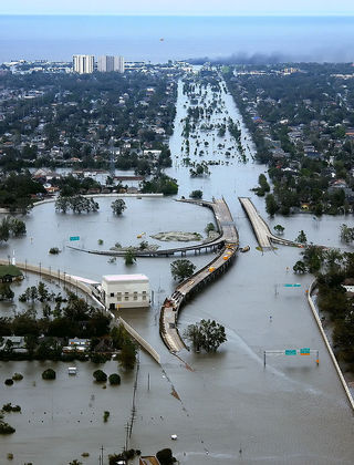 Em segundo lugar, aparece o furacão Katrina, que ocorreu no Golfo do México em agosto de 2005. O fenômeno atingiu a categoria 3 na escala Saffir-Simpson em terra firme e categoria 5 no oceano Atlântico, com ventos de mais de 280 km/h. Ao todo, 1.800 pessoas morreram e mais de um milhão tiveram que deixar suas casas, principalmente em torno da região metropolitana de Nova Orleans
