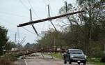 Nem mesmo as redes de alta tensão resistiram aos ventos de mais de 200km/h provocados pelo furacão Laura, que atingiu a Louisiania, na madrugada desta quinta-feira (27). De acordo com a companhia Entergy, havia mais de 440 mil residências sem fornecimento de energia elétrica no Texas e na Louisiana