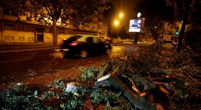 Tempestade causou muita destruição em diferentes cidades de Portugal