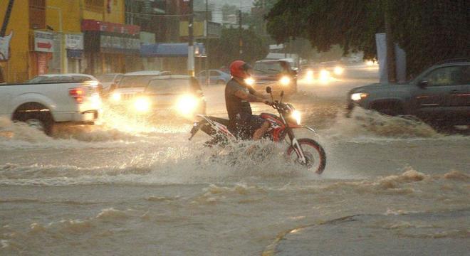 A cidade de Culiacán ficou inundada por chuvas causadas pelo furacão