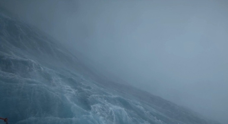 Imagem mostra as águas turbulentas do Oceano Atlântico em meio à passagem do furacão