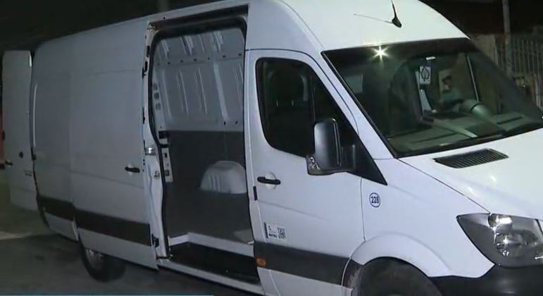 Motorista tem furgão roubado e é mantido refém por suspeitos em Osasco, na Grande SP