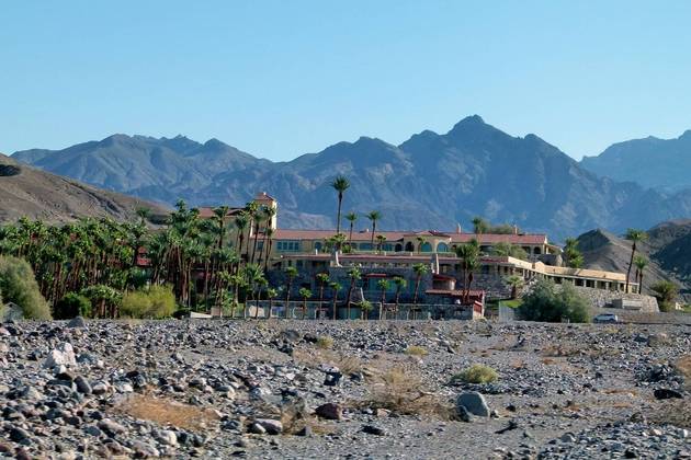 A temperatura mais alta registrada na Terra foram os 56,7°C na vila de Furnace Creek Ranch, em uma região dos Estados Unidos conhecida como Vale da Morte, na Califórnia. O recorde foi aferido em 10 de julho de 1913. Segundo o último censo, menos de 140 pessoas vivem no local, que possui um grande hotel para receber os visitantes que desejam uma experiência escaldante