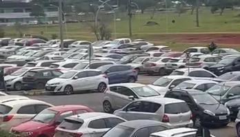 Vídeo: homem tenta furtar carro, não consegue manobrar e desiste (Reprodução/ material cedido)