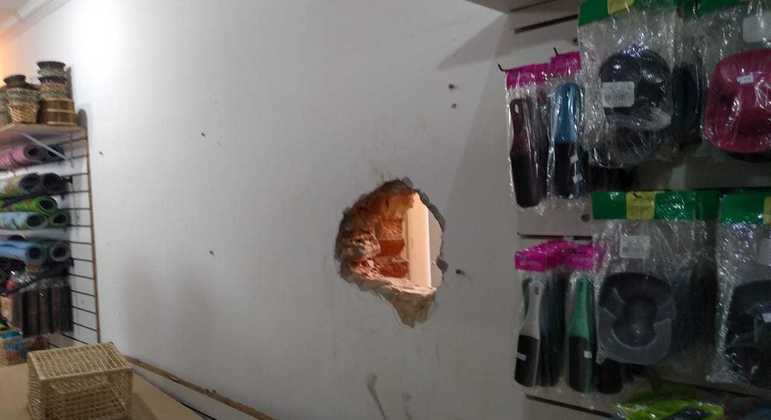 Os ladrões entraram por uma loja vizinha desapropriada e quebraram a parede
