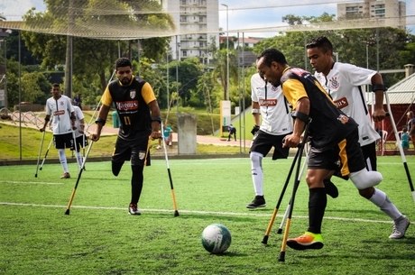 Os braços são muito exigidos no futebol de amputados