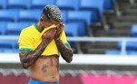 Logo aos 12 minutos de jogo, o volante brasileiro Douglas Luiz recebeu cartão vermelho após fazer uma falta e o lance ser revisado pelo VAR