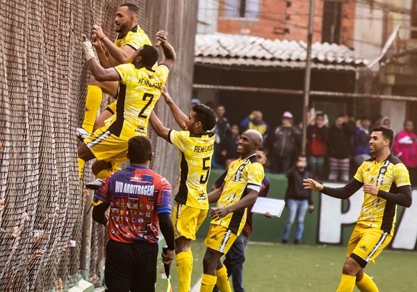 SÃO PAULO, SP - 19/07/2014: Futebol de Várzea - Jogo de várzea