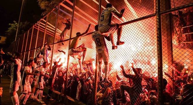 Com festa e sem brigas: organizado, futebol de várzea reduz a violência - Esportes - R7 Futebol