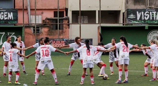 Mulheres buscam seu espaço no futebol de várzea de São Paulo