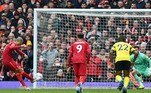 Com gol do brasileiro Fabinho, de pênalti, o Liverpool também venceu por 2 a 0 no Inglês e continua na caçada ao rival City. Diogo Jota fez o outro gol dos Reds na partida