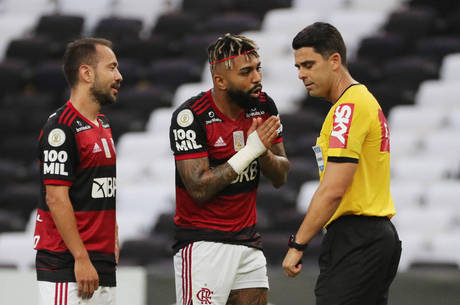 Gabigol reclama da expulsão