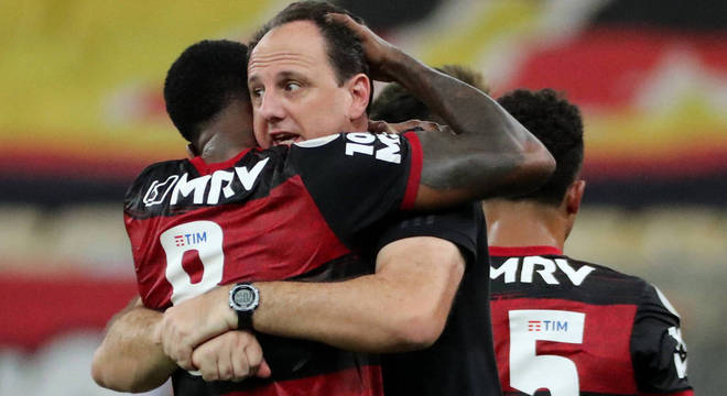 Técnico Rogério Ceni é abraçado por Gérson, do Flamengo