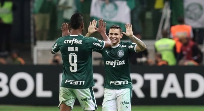 Borja e Raphael Veiga celebram gol do Palmeiras contra o Godoy Cruz