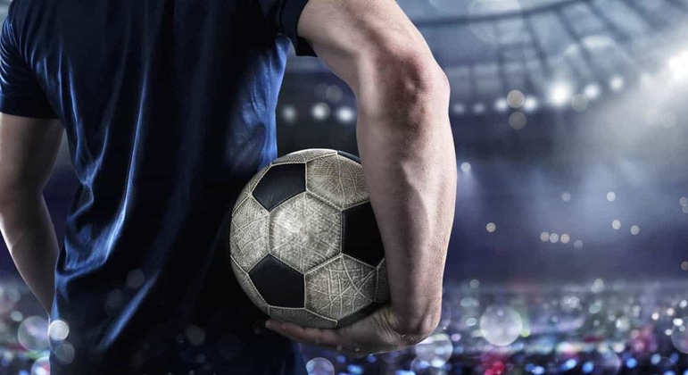 Mais da metade dos jogadores de futebol no Brasil recebem no máximo um salário mínimo
