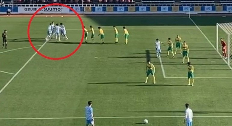 Time de colégio japonês usou espécie de 'Ciranda Cirandinha' para marcar um gol