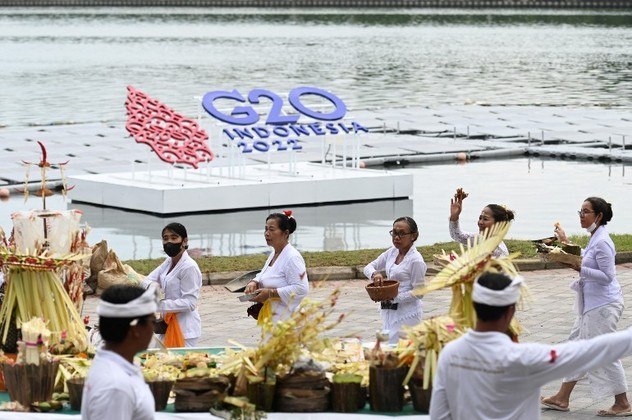 Entre esta terça-feira (15) e a próxima quarta (16), em Bali, na Indonésia, chefes de Estado das 19 maiores potências econômicas mais a União Europeia participarão da 17ª cúpula do G20.Veja quais são os principais assuntos que os líderes discutirão nas reuniões e nas conversas privadas* Estagiário do R7, sob supervisão de Pablo Marques