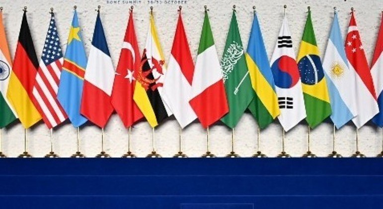 Bandeiras de países participantes durante reunião do G20 em 2021, em Roma, Itália